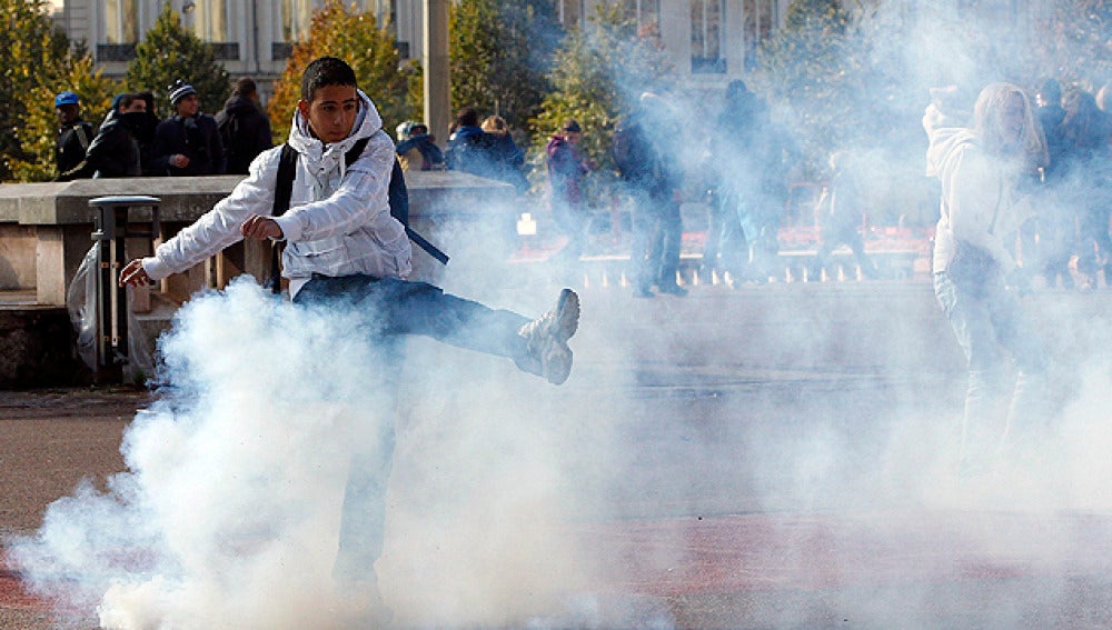 Desalojados con gases lacrimógenos en París