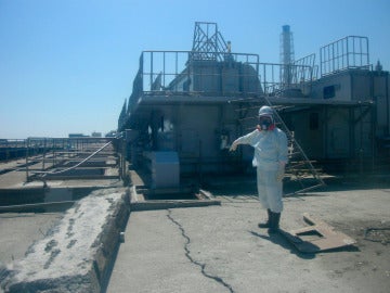 Un trabajador de Fukushima mostrando la toma de agua del segundo reactor en Fukushima