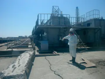 Un trabajador de Fukushima mostrando la toma de agua del segundo reactor en Fukushima Un trabajador de Fukushima mostrando la toma de agua del segundo reactor en Fukushima
