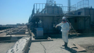 Un trabajador de Fukushima mostrando la toma de agua del segundo reactor en Fukushima