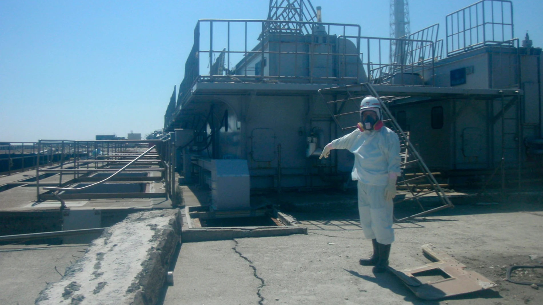 Un trabajador de Fukushima mostrando la toma de agua del segundo reactor en Fukushima Un trabajador de Fukushima mostrando la toma de agua del segundo reactor en Fukushima