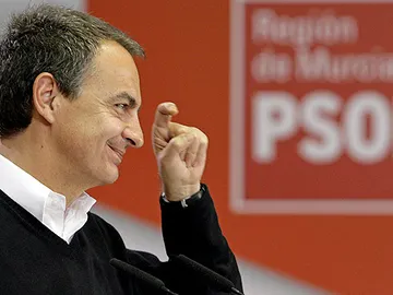 Zapatero hace el gesto de la ceja Zapatero hace el gesto de la ceja