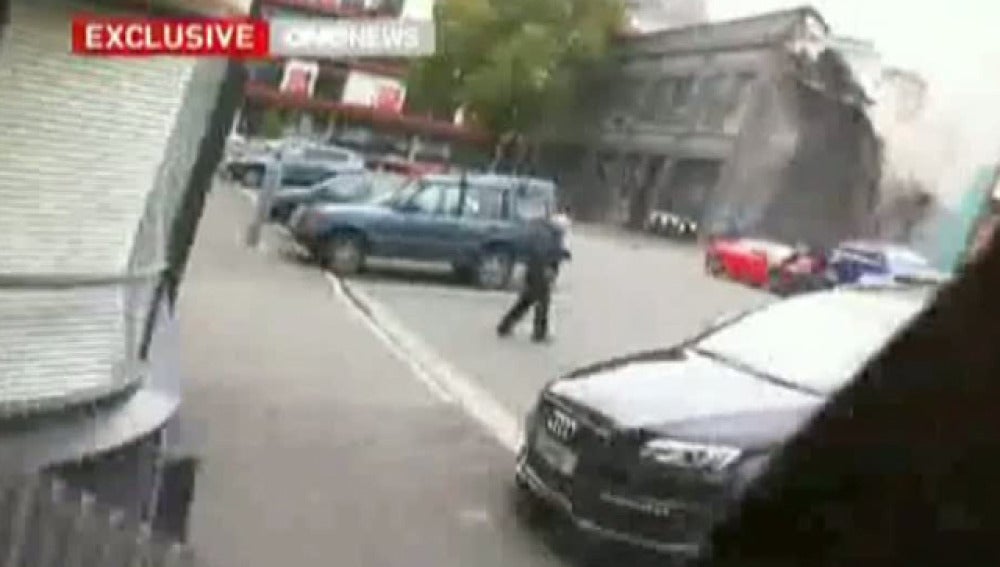 Momento en que un edificio se derrumba a causa de un terremoto en Nueva Zelanda