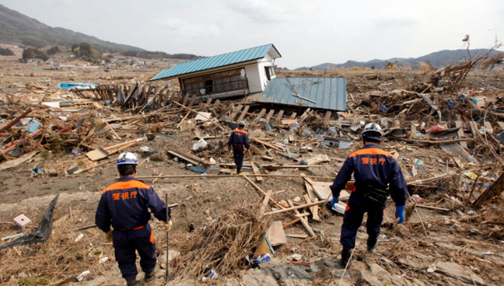 Japón recoge los escombros del tsunami