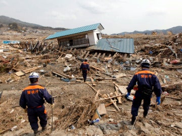 Japón recoge los escombros del tsunami