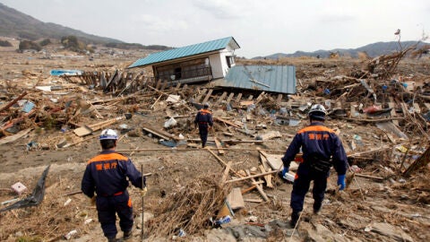 Jap&oacute;n recoge los escombros del tsunami
