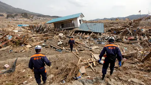 Japón recoge los escombros del tsunami Japón recoge los escombros del tsunami