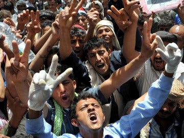 Manifestantes gritan lemas en una protesta contra el régimen yemení.