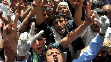 Manifestantes gritan lemas en una protesta contra el régimen yemení.
