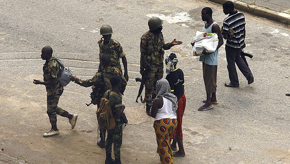 Soldados de Gbagbo interrogan a civiles