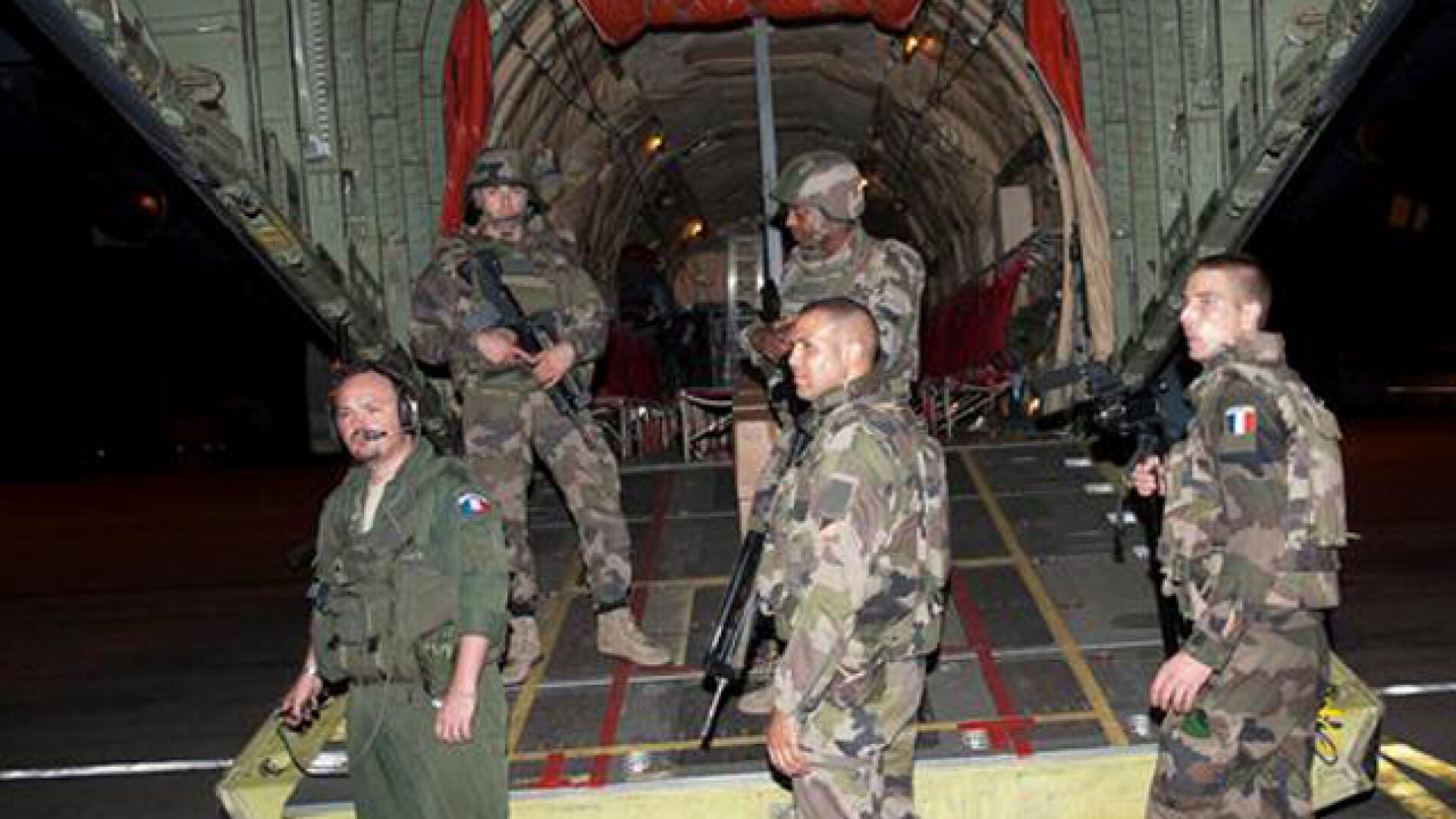 Francia evac&uacute;a 250 personas de Costa de Marfil con destino a Togo y Senegal