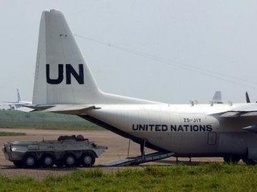 Avión de la ONU en el momento de carga Avión de la ONU en el momento de carga