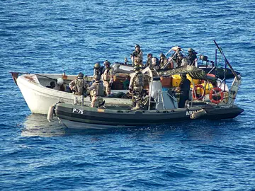 Dos embarcaciones de un patrullero español abordan un ballenero y dos esquifes supuestamente empleados por piratas Dos embarcaciones de un patrullero español abordan un ballenero y dos esquifes supuestamente empleados por piratas