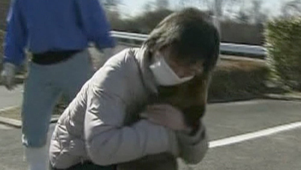 La dueña abraza a su perrita, perdida en el tsunami