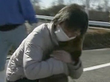 La dueña abraza a su perrita, perdida en el tsunami