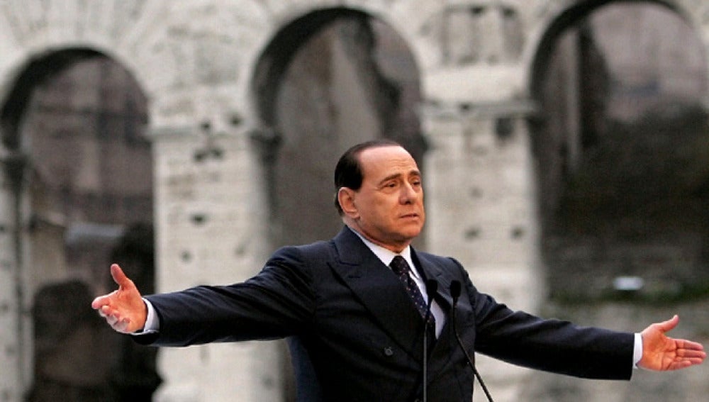 El primer ministro italiano frente al monumento