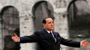 El primer ministro italiano frente al monumento