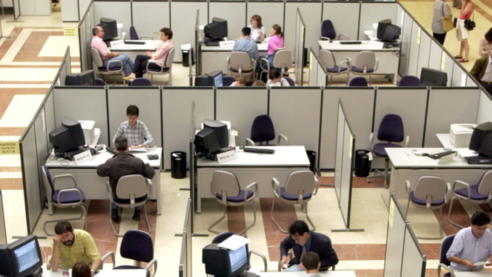 Los trabajadores que ganen menos 12.000 euros al año no pagarán impuestos