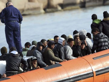 Inmigrantes llegando a Lampedusa