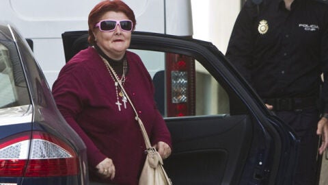 Isabel Garc&iacute;a, a su llegada al juzgado