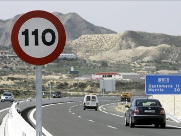 Señal con límite de velocidad a 110 km/h Señal con límite de velocidad a 110 km/h