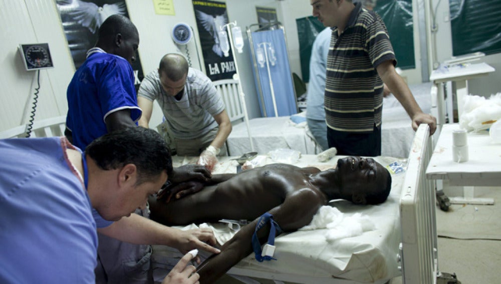 Un médico atiende a un herido en Abiyan