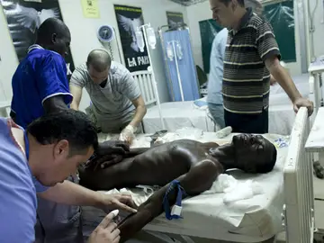 Un médico atiende a un herido en Abiyan Un médico atiende a un herido en Abiyan