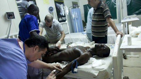 Un m&eacute;dico atiende a un herido en Abiyan