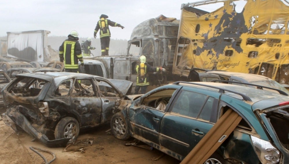 Bomberos intentan abrirse paso enter los vehículos accidentados