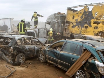 Bomberos intentan abrirse paso enter los vehículos accidentados Bomberos intentan abrirse paso enter los vehículos accidentados