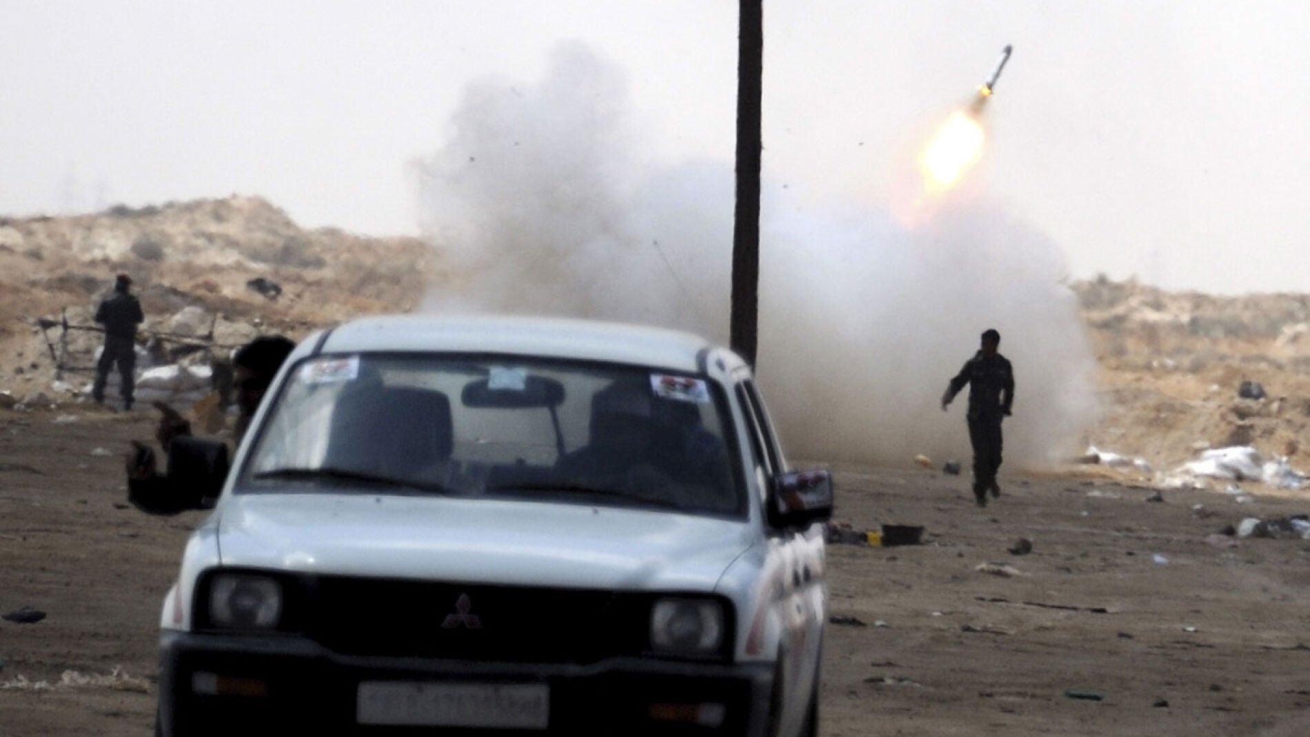 Rebeldes libios lanzan un misil