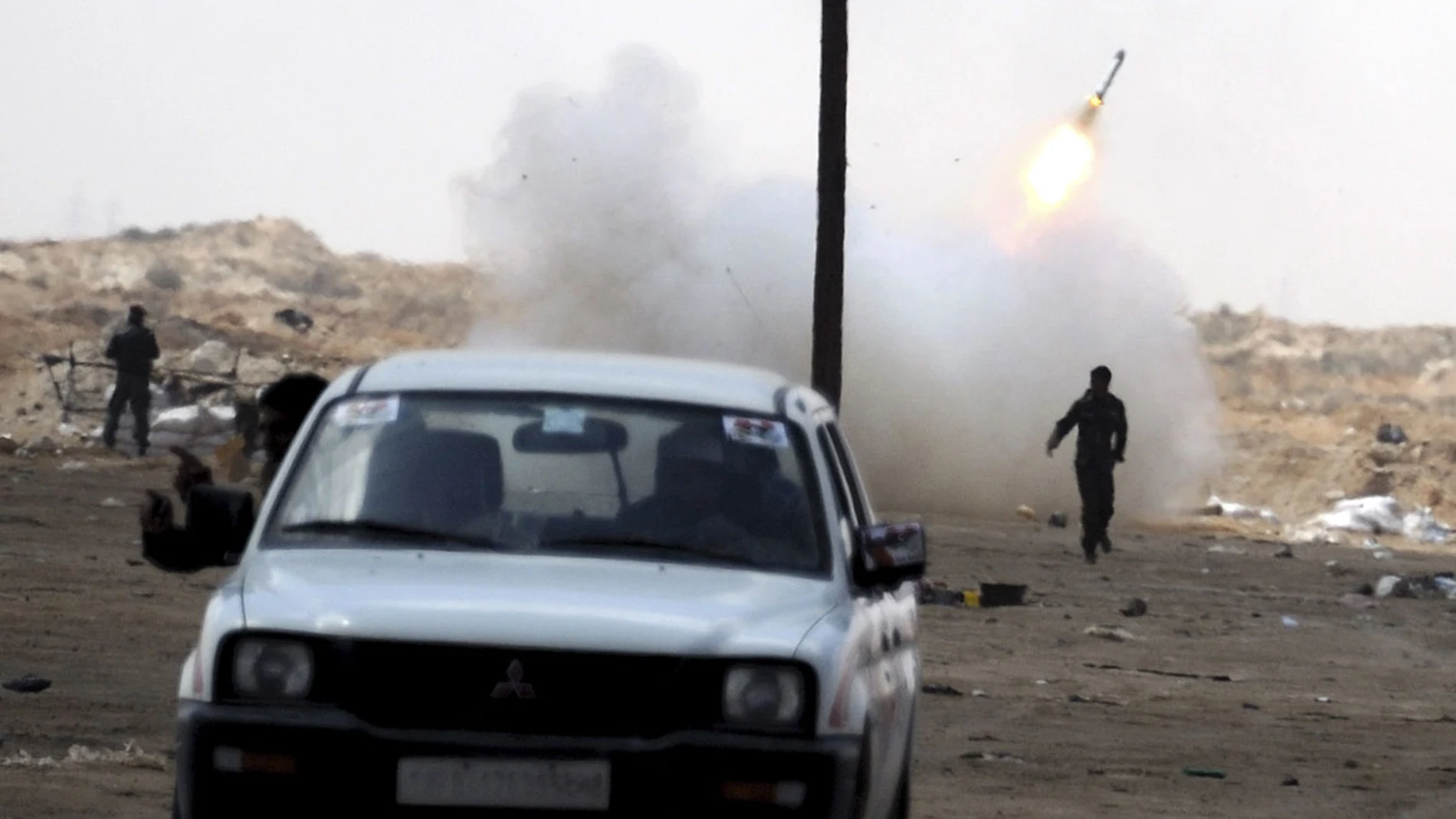 Rebeldes libios lanzan un misil Rebeldes libios lanzan un misil