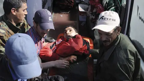 Rebeldes libios trasladan a un herido Rebeldes libios trasladan a un herido