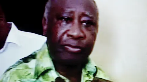 Laurent Gbagbo, tras su captura en una habitación del Hotel Golf de Abiyán Laurent Gbagbo, tras su captura en una habitación del Hotel Golf de Abiyán
