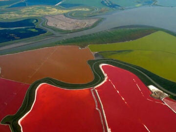 La bahía de San Francisco deja unas curiosas tonalidades vista desde el aire