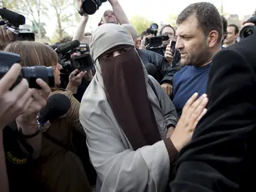 Kenza Drider atiende a los medios delante de la catedral de Notre Dame Kenza Drider atiende a los medios delante de la catedral de Notre Dame