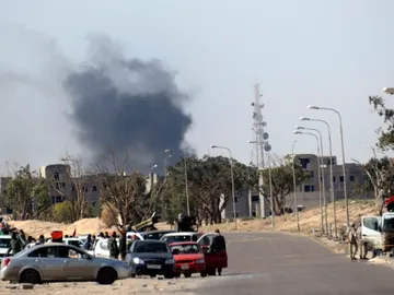 Bombardeos de Gadafi contra las fuerzas rebeldes en Libia Bombardeos de Gadafi contra las fuerzas rebeldes en Libia