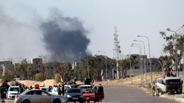 Bombardeos de Gadafi contra las fuerzas rebeldes en Libia