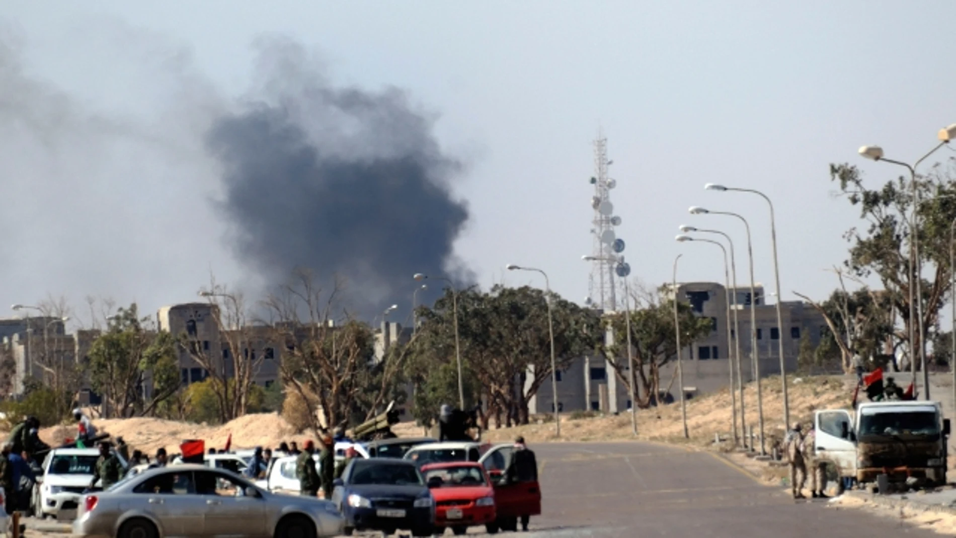 Bombardeos de Gadafi contra las fuerzas rebeldes en Libia Bombardeos de Gadafi contra las fuerzas rebeldes en Libia