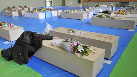 Una mujer llora a su marido Una mujer llora a su marido