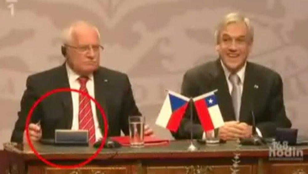 El presidente checo roba una pluma