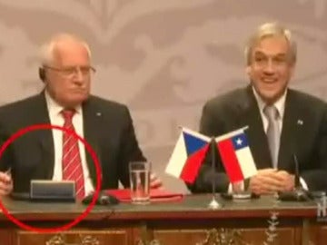 El presidente checo roba una pluma