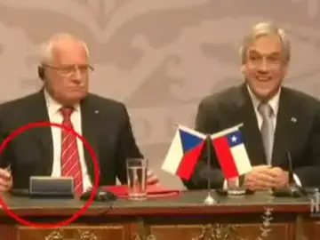 El presidente checo roba una pluma El presidente checo roba una pluma