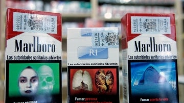 - Paquetes de tabaco con imágenes duras sobre sus consecuencias en la salud