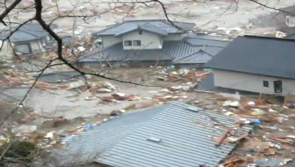 Un estudiante japonés graba como el tsunami arrasa con la ciudad nipona de Nakatsugawa