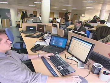 La OCDE revela en un estudio que los españoles trabajan más horas que los alemanes. La OCDE revela en un estudio que los españoles trabajan más horas que los alemanes.
