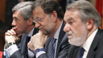 Mariano Rajoy junto a Ángel Acebes y Jaime Mayor Oreja