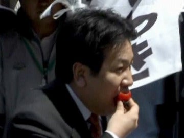 El portavoz del Gobierno se come un tomate de Fukushima