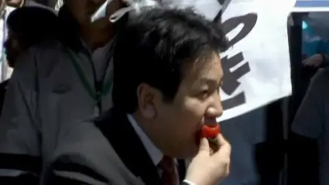 El portavoz del Gobierno se come un tomate de Fukushima El portavoz del Gobierno se come un tomate de Fukushima