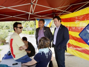 El diputado de Solidaritat Catalana per la Indepèndencia Uriel Bertrand conversa con miembros y simpatizantes de la coalición 